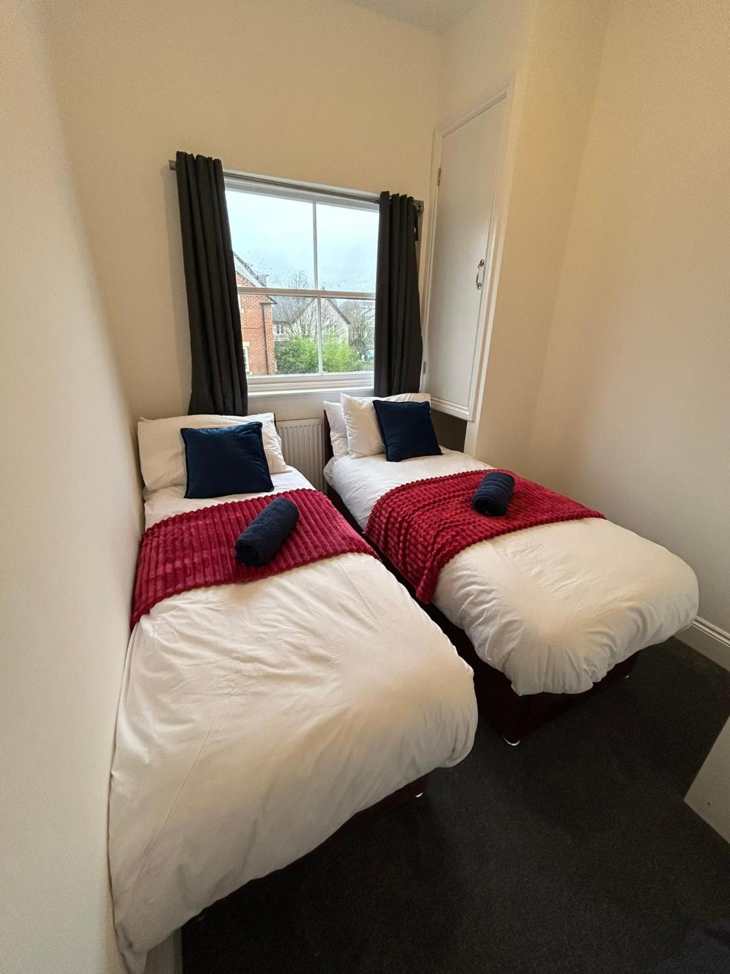 Brand New Modern Apartments Steps From Gloucester Quays 외부 사진