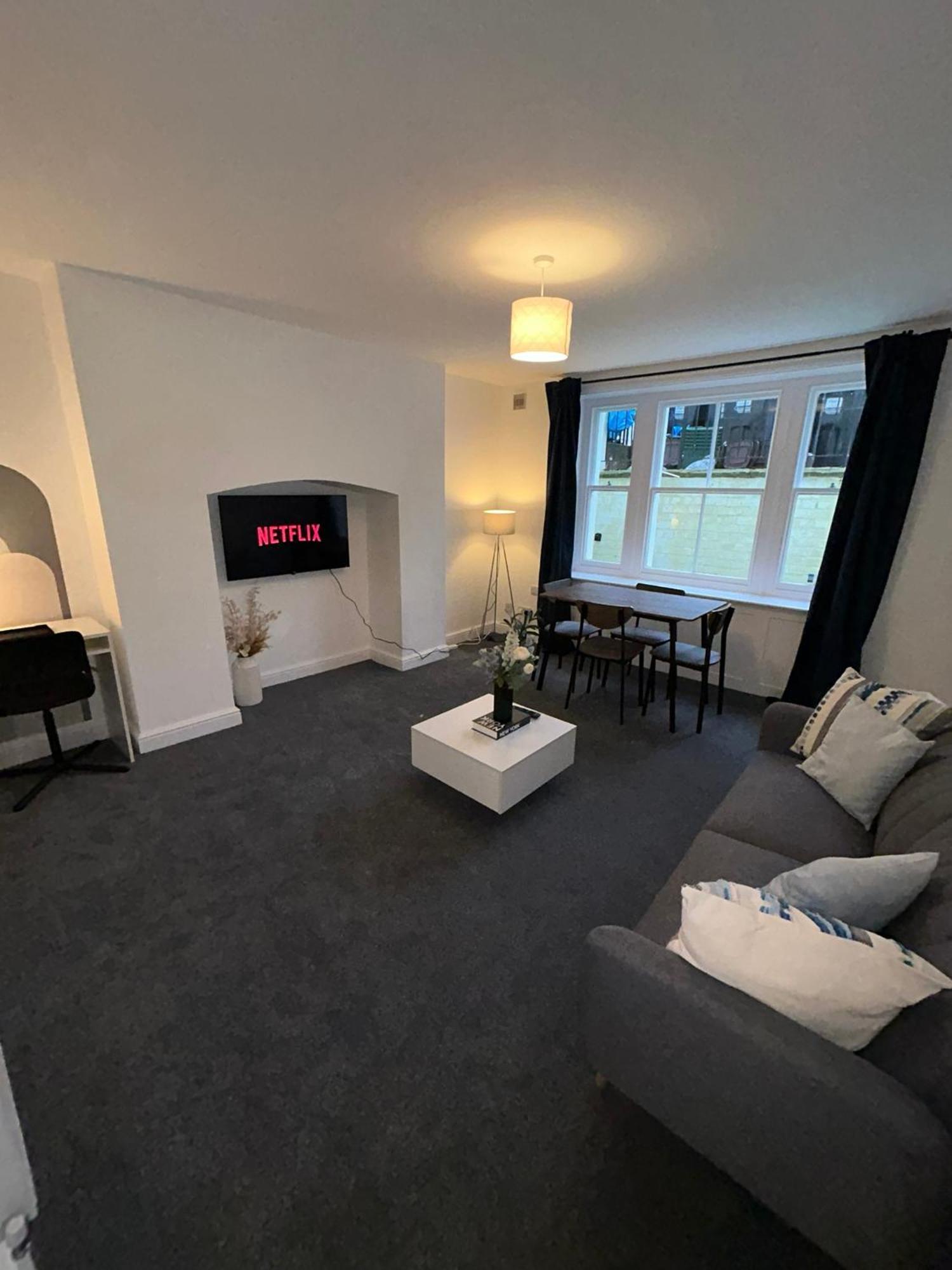 Brand New Modern Apartments Steps From Gloucester Quays 외부 사진