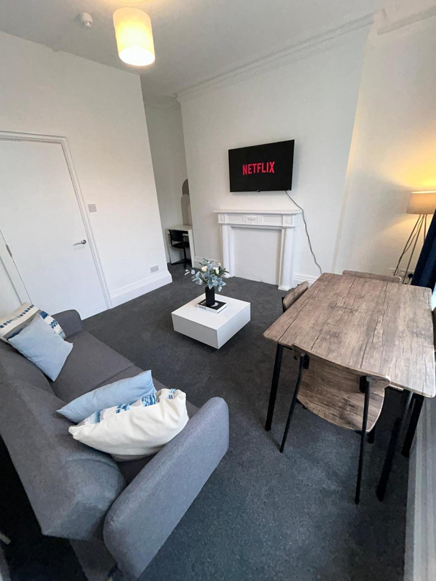 Brand New Modern Apartments Steps From Gloucester Quays 외부 사진