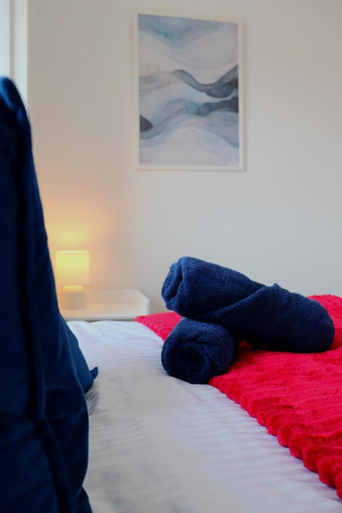 Brand New Modern Apartments Steps From Gloucester Quays 외부 사진