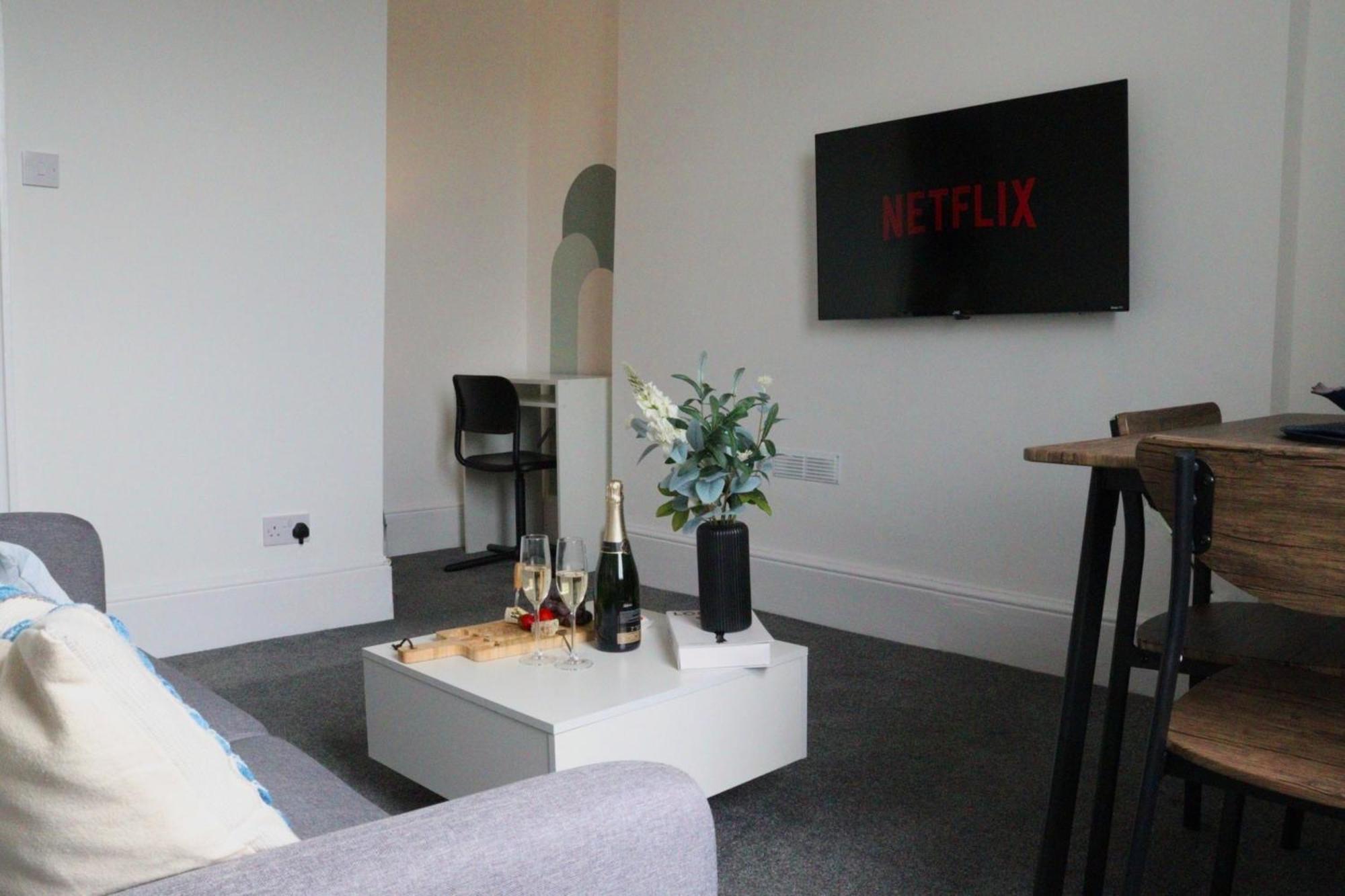 Brand New Modern Apartments Steps From Gloucester Quays 외부 사진