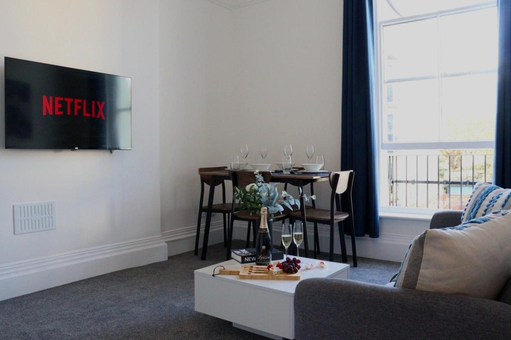 Brand New Modern Apartments Steps From Gloucester Quays 외부 사진
