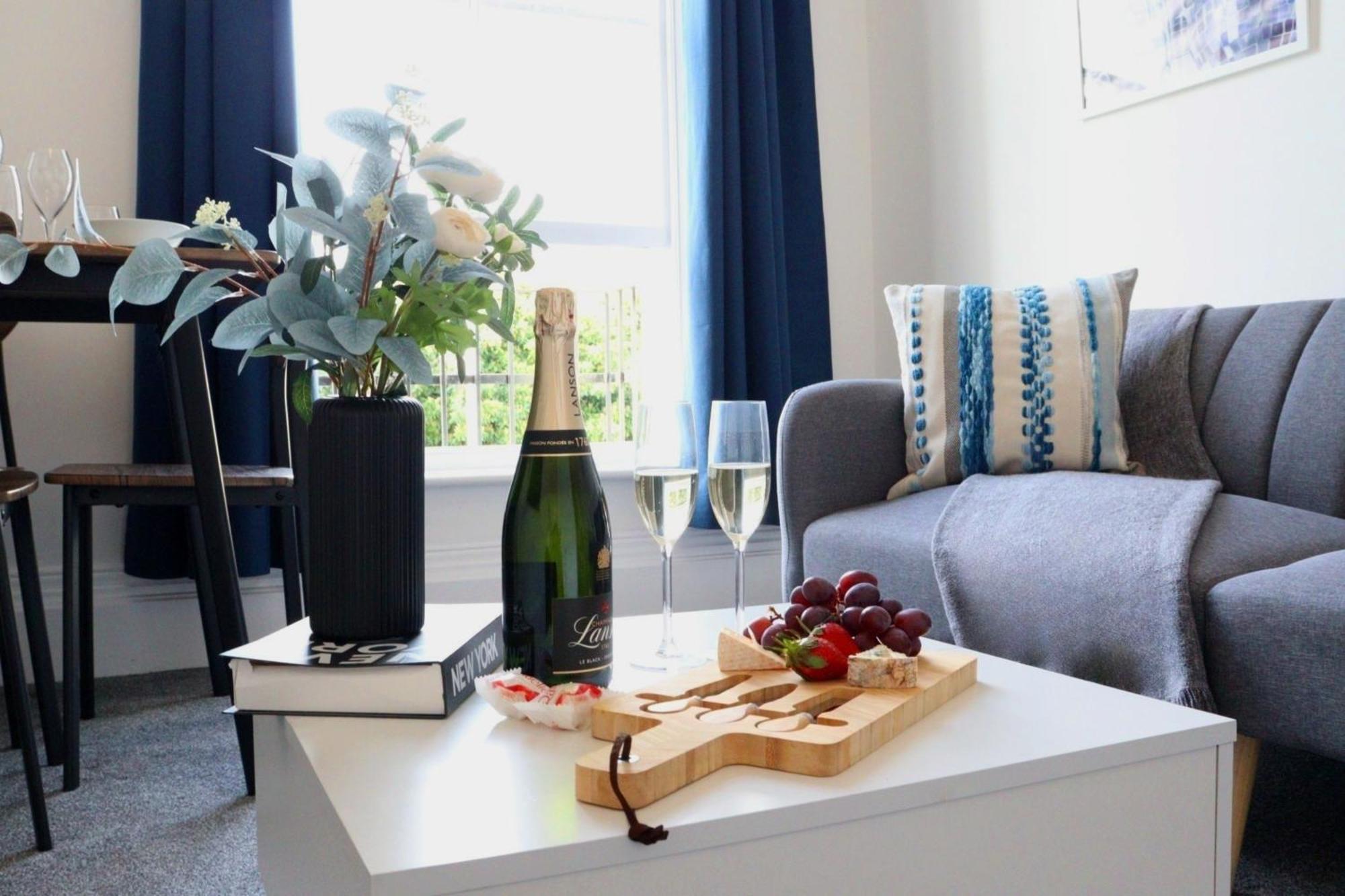 Brand New Modern Apartments Steps From Gloucester Quays 외부 사진