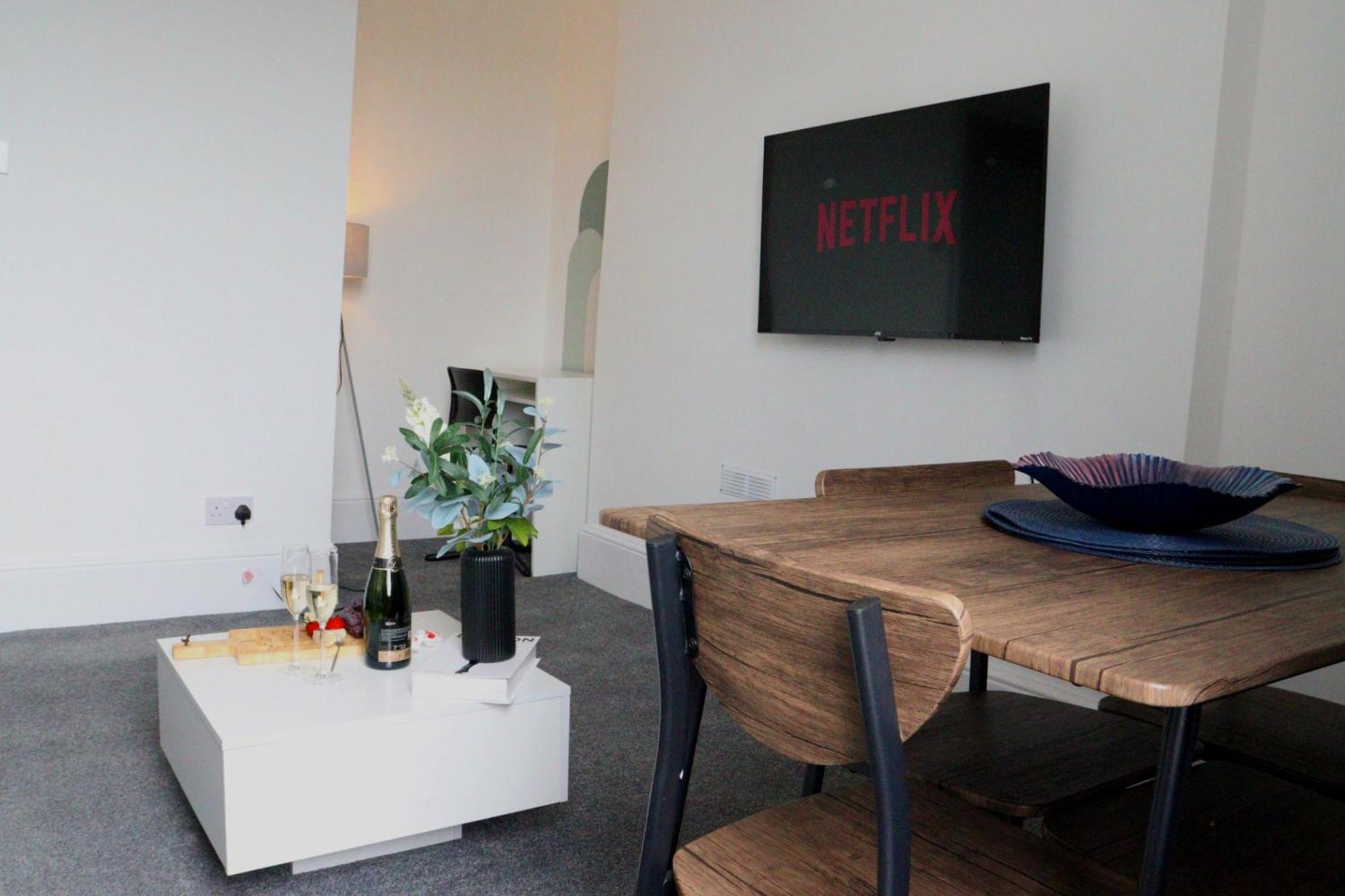 Brand New Modern Apartments Steps From Gloucester Quays 외부 사진
